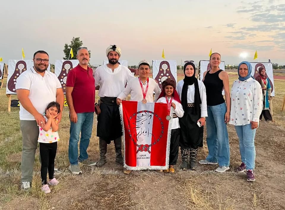 Puta elemesinde Aşkar bayrağıyla sporcular, veliler ve antrenörler